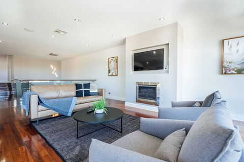 The Grand Oasis Pool Wifi Mins From Beach - Australian Destinations 5