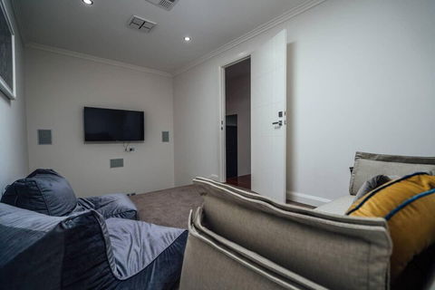 The Grand Oasis Pool Wifi Mins From Beach - Australian Destinations 7