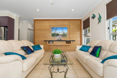 CASUARINA DREAMING - Australian Destinations 6