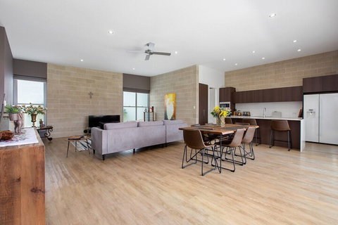 BEACHSIDE HAVEN - Australian Destinations 3