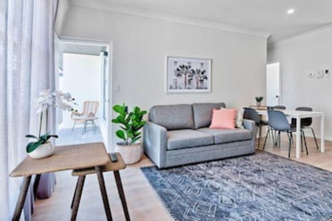 2 Bedroom Apt With Balcony & Air Con In Plympton - Australian Destinations 0