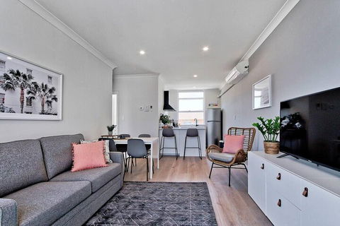2 Bedroom Apt With Balcony & Air Con In Plympton - Australian Destinations 7