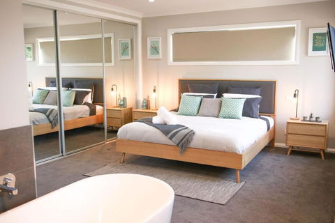 Amaroo - Australian Destinations 3