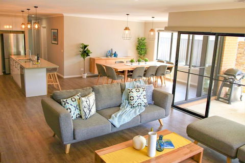 Amaroo - Australian Destinations 6