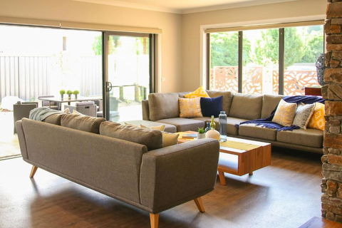 Amaroo - Australian Destinations 5