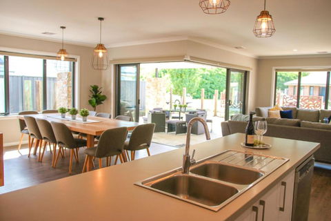 Amaroo - Australian Destinations 2