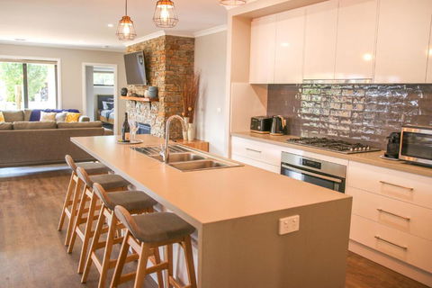 Amaroo - Australian Destinations 1