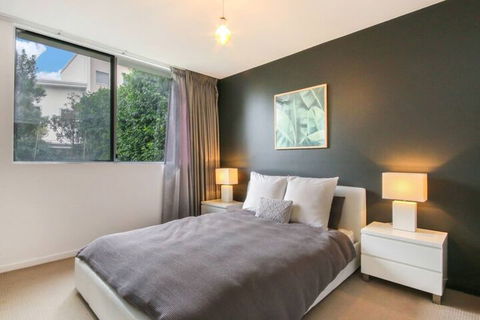 Spacious 2 Bedroom Apartment In Ascot With Large Private Garden - Australian Destinations 4