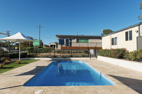 Crestview Tourist Park - Australian Destinations 1