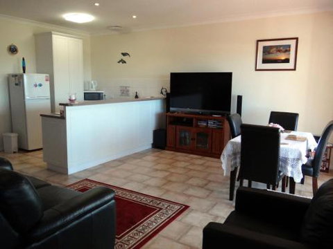 Close Encounters Bed & Breakfast - Australian Destinations 3