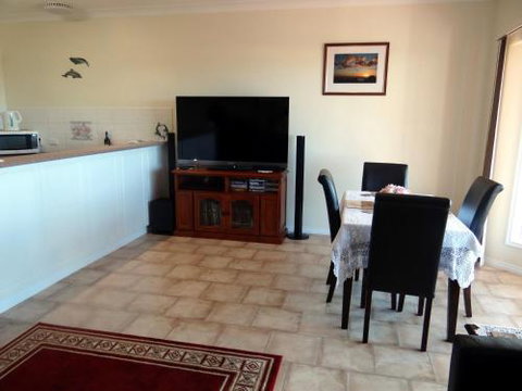 Close Encounters Bed & Breakfast - Australian Destinations 1