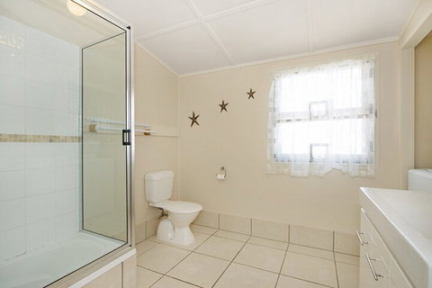 Close To Water Restaurants & Clubs Toorbul St. Bongaree - Australian Destinations 6