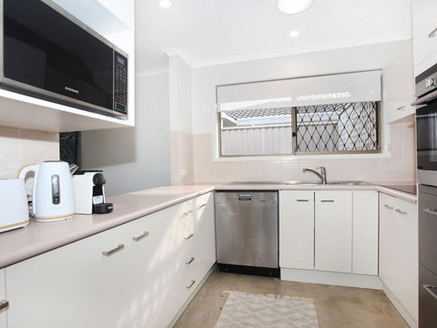 April 19 4 Bedroom Home On Canal With Pool Pontoon Aircon & WiFi! - Australian Destinations 6