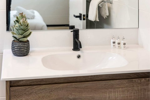 Contemporary 1BR Apartment - Near The City - Australian Destinations 0