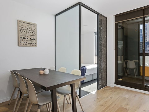 CHARLOTTE Manhatten Building Near Spencer St. & Southern Cross Station - Australian Destinations 4