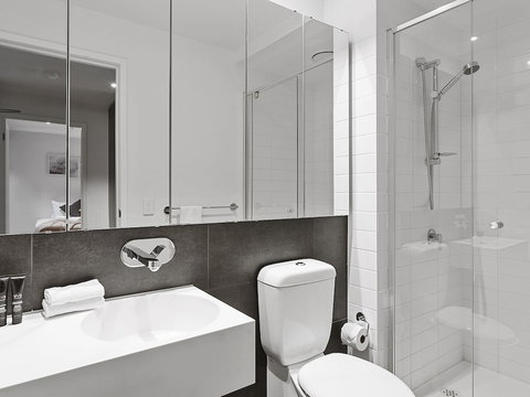 CHARLOTTE Manhatten Building Near Spencer St. & Southern Cross Station - Australian Destinations 3