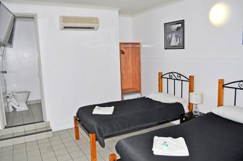 Airlie Waterfront Accommodation - Australian Destinations 6