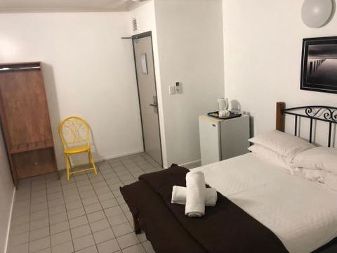 Airlie Waterfront Accommodation - Australian Destinations 2