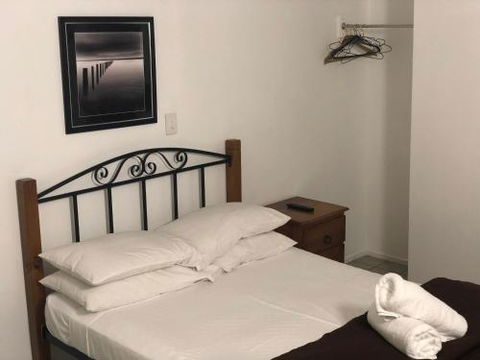 Airlie Waterfront Accommodation - Australian Destinations 3