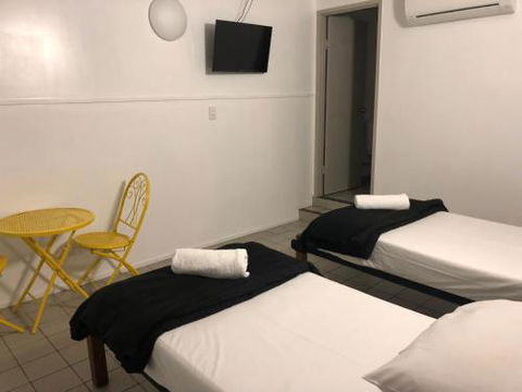 Airlie Waterfront Accommodation - Australian Destinations 1