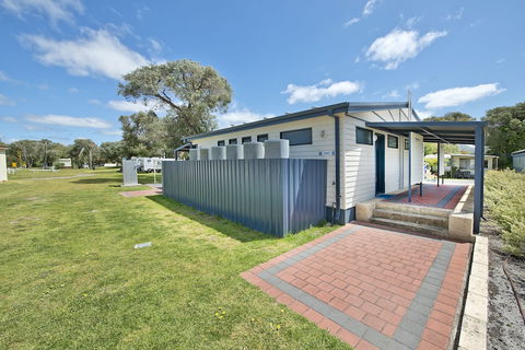 Acclaim Rose Gardens Beachside Holiday Park - Australian Destinations 0