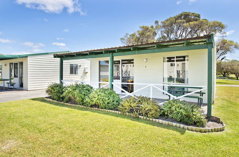Acclaim Rose Gardens Beachside Holiday Park - Australian Destinations 1