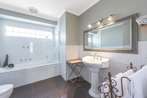 Amelina Cottages - Australian Destinations 6