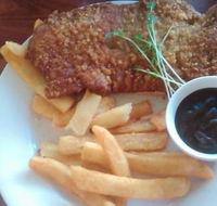 Dining at the Findon Hotel - Australian Destinations