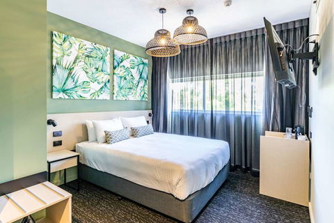 Nightcap At Commercial Hotel - Australian Destinations 8