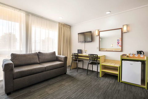 Nightcap At Coolaroo Hotel - Australian Destinations 9