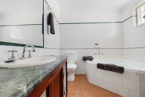 The Georgian Motor Lodge - Australian Destinations 1