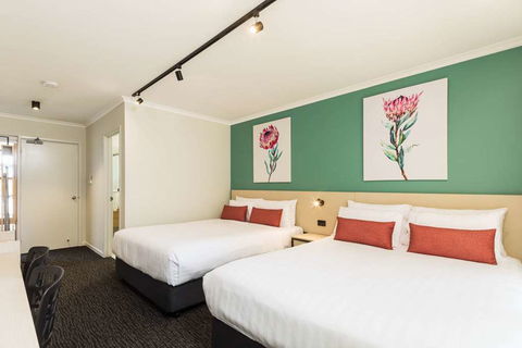 NIghtcap At Balaclava Hotel - Australian Destinations 5