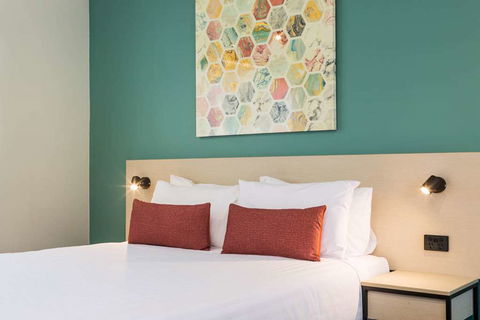 NIghtcap At Balaclava Hotel - Australian Destinations 9