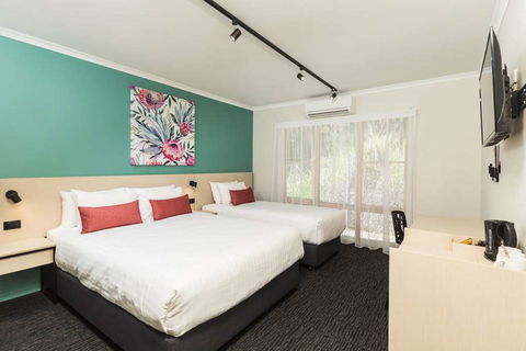 NIghtcap At Balaclava Hotel - Australian Destinations 12