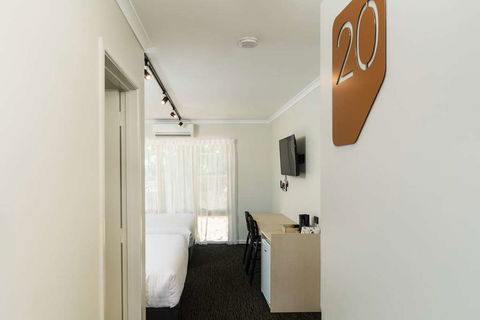 NIghtcap At Balaclava Hotel - Australian Destinations 16