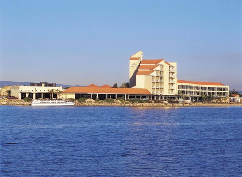 The Lakes Resort Hotel - Australian Destinations 1