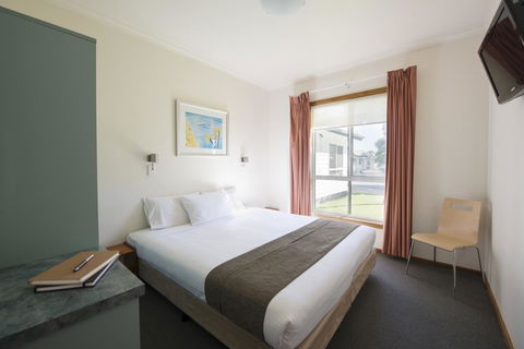 The Retreat West Beach Parks - Australian Destinations 24