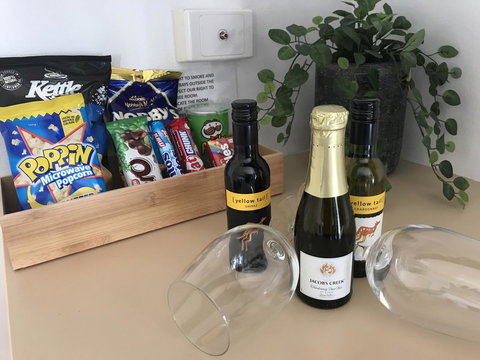 OCEAN BREEZE MOTEL - Australian Destinations 15