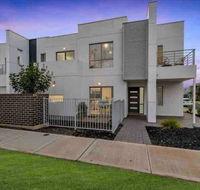 MODERN SPACIOUS 3 BR HOME - NEAR BEACH  AIRPORT - Australian Destinations