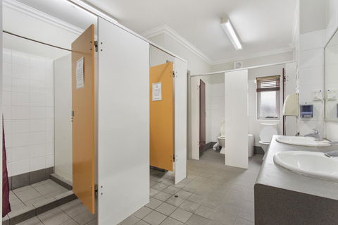 The Emperors Crown Hostel - Australian Destinations 25