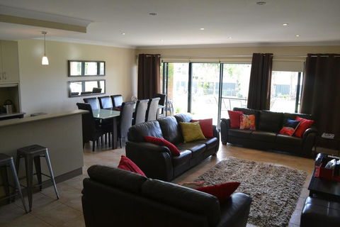 ELSINOR Townhouse 8 Mulwala - Australian Destinations 2