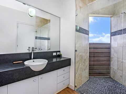 HEARN'S BEACH HOUSE - Australian Destinations 3