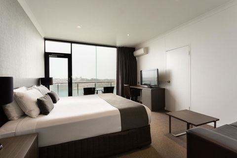 Lakes Hotel - Australian Destinations 3
