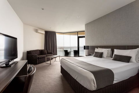 Lakes Hotel - Australian Destinations 1