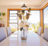 Moonah House-10 mins to CBD  MONA 4BR 2 BATH great view park 3 cars sleep 11 king bed en-suite - Australian Destinations