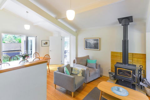 NATURE LOVERS DREAM // FIREPLACE //ACCESS TO HIKES - Australian Destinations 1