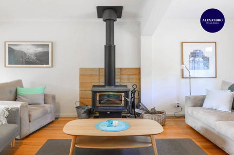 NATURE LOVERS DREAM // FIREPLACE //ACCESS TO HIKES - Australian Destinations 3