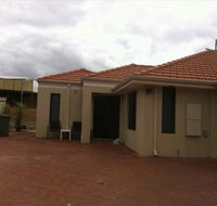 House close to airport - Australian Destinations