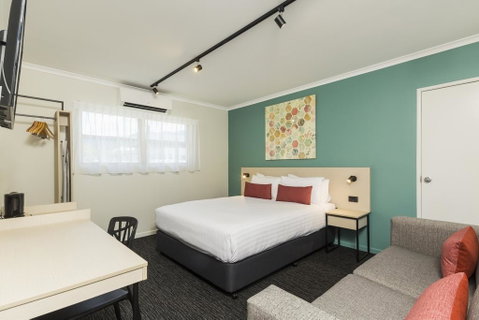 Nightcap At Balaclava Hotel - Australian Destinations 0