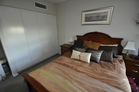 NORTH SYDNEY FULLY SELF CONTAINED MODERN 2 BED APARTMENT (16WAL) - Australian Destinations 2